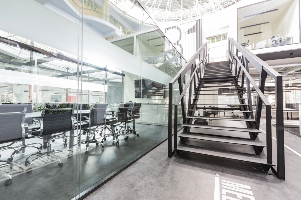 Metalltreppe mit offener Stahlkonstruktion in hell beleuchteter Industriehalle