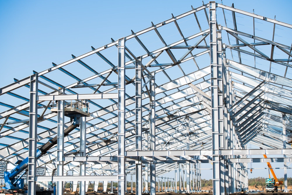 Rohbau einer Industriehalle mit montierten Stahlträgern und tragendem Stahlskelett